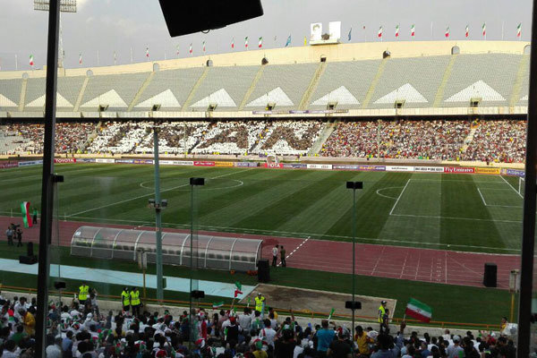 حضور ۲۰ هزار تماشاگر در ورزشگاه/ تشویق کی روش و شعار علیه قطری‌ها