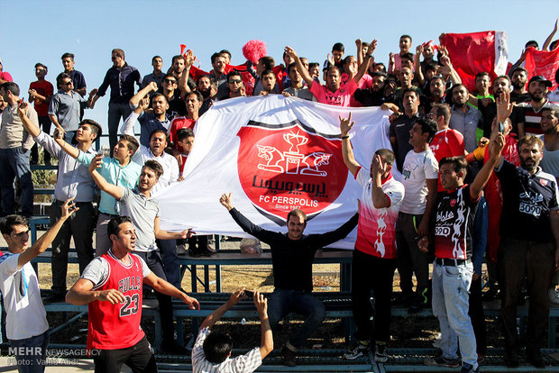 شب زنده داری طرفداران پرسپولیس در شیراز/ همسایگان فارس آمدند شب زنده داری طرفداران پرسپولیس در شیراز/ همسایگان فارس آمدند