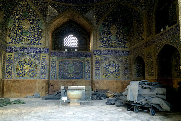وقتی گردشگران خارجی از وضعیت مسجد امام اصفهان متعجب می‌شوند