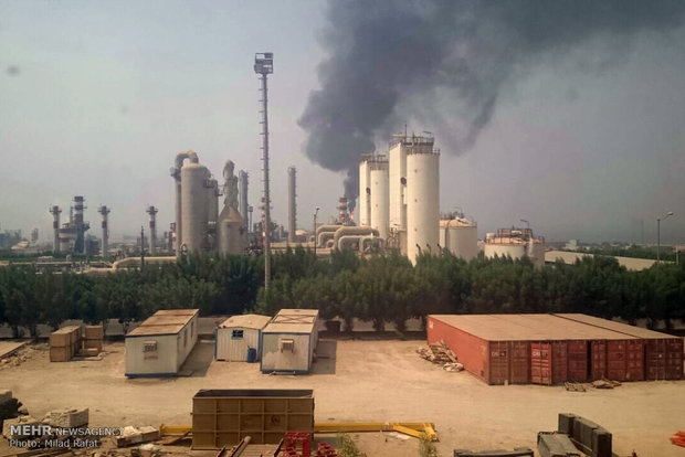 آتش سوزی در انبار ضایعات پتروشیمی امام/ حادثه جزئی است