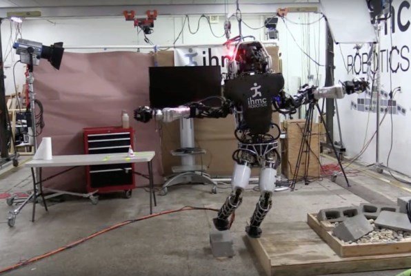 فیلم/ روباتی که تعادل خود را بر روی یک پا حفظ می کند