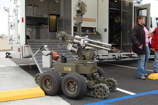 روباتی که یک مظنون را خلع سلاح کرد