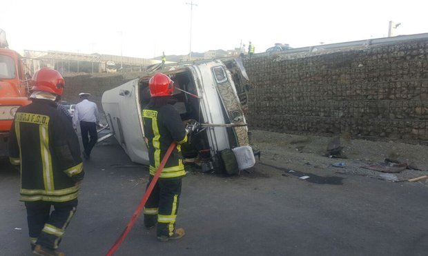 جزئیات واژگونی اتوبوس در مشهد/ ۳۵ نفر مصدوم شدند
