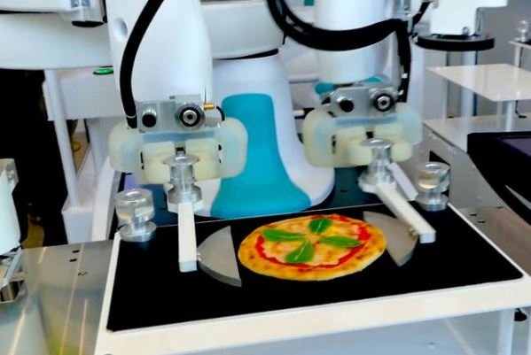 فیلم/ وقتی روبات های ژاپنی آشپز می شوند