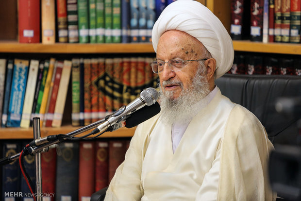 آیت الله مکارم شیرازی: حاکمان بحرین تیشه به ریشه خود میزنند