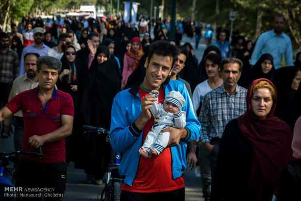 همایش پیاده روی خانوادگی در شاهرود به مناسبت هفته دفاع مقدس‎