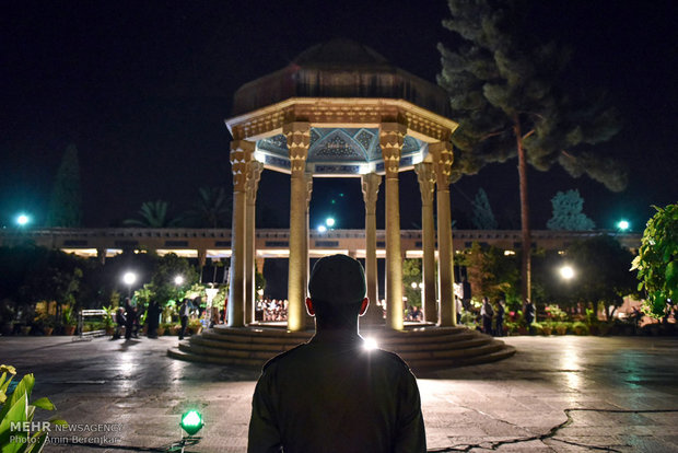 «حافظ» درخشان‌ترین ستاره فرهنگ فارسی است