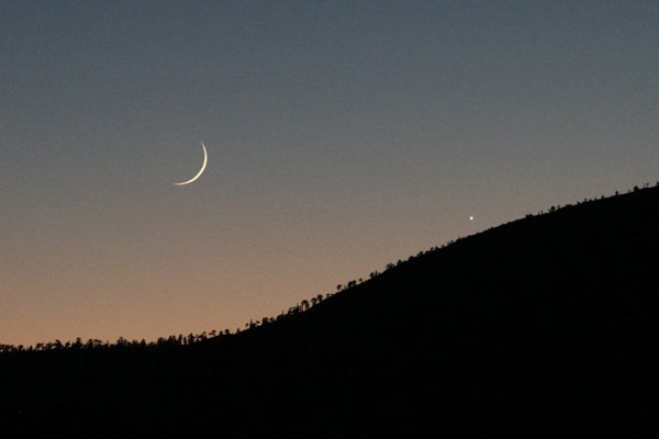 همنشینی هلال ماه و سیاره زهره/ امشب هلال ماه محرم را ببینید
