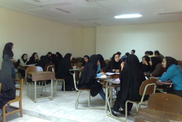 تب دکتر شدن در دختران اردبیلی/دانشآموز: پول خوبی به پزشک میدهند کلاس درس