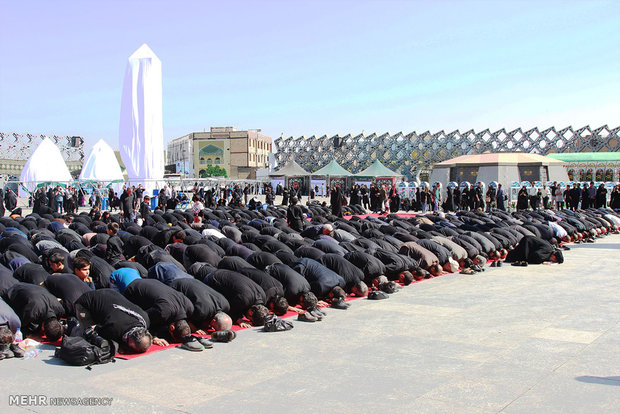 اقامه نماز ظهر تاسوعا در میدان امام حسین (ع) 