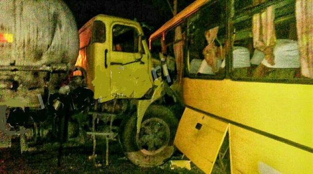 تصادف کامیون با اتوبوس در ساری ۲۱ نفر را روانه بیمارستان کرد
