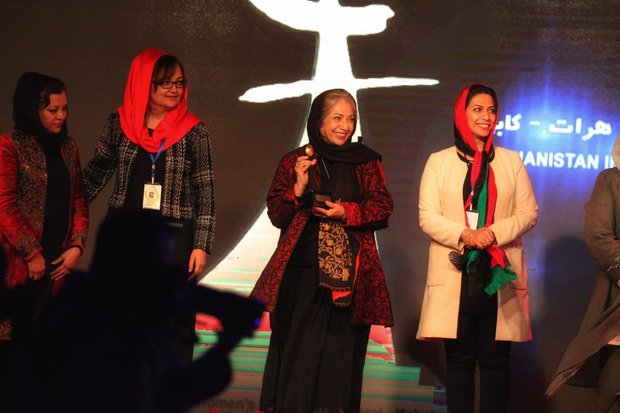 تندیس ویژه جشنواره فیلم زنان هرات به رخشان بنی‌اعتماد اهدا شد