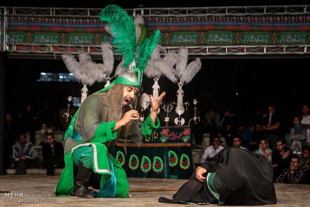 اجرای تعزیه حضرت علی اکبر (ع) در محوطه تئاتر شهر