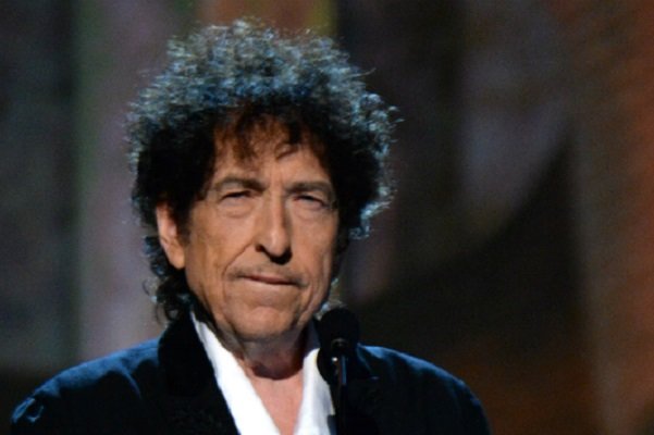 باب دیلن خبر بردن جایز نوبل را از سایتش حذف کرد