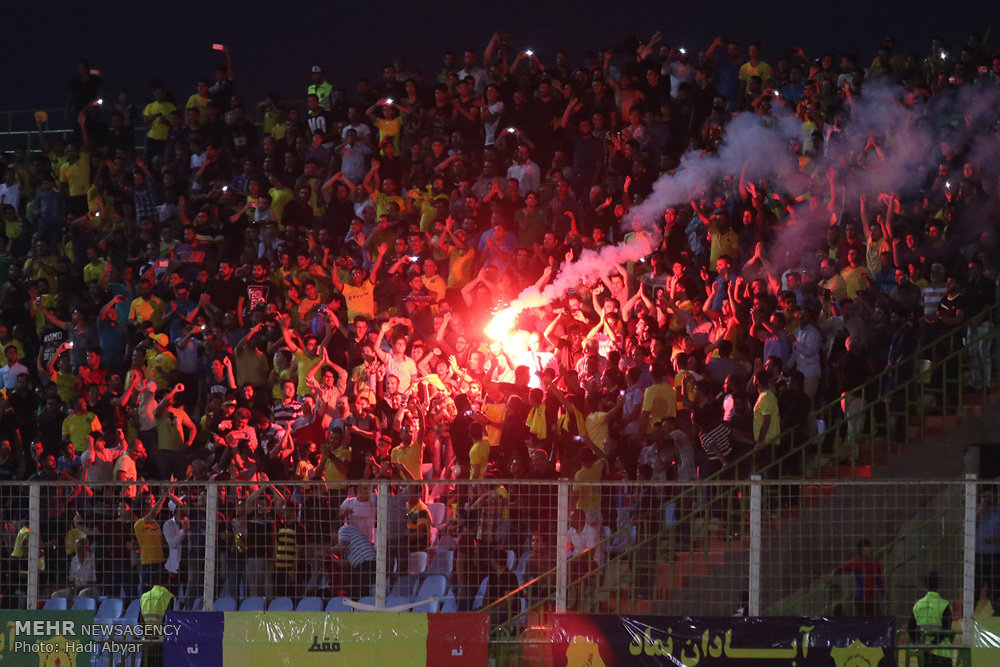 تشویق مهاجم صنعت نفت توسط هواداران پرسپولیس و غیبت مربیان ملی تشویق مهاجم صنعت نفت توسط هواداران پرسپولیس و غیبت مربیان ملی