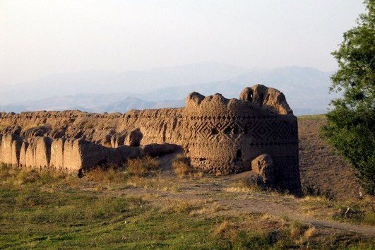 بزرگ‌ترین قلعه خشتی شمال غرب کشور در آستانه نابودی است