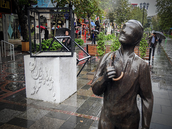 فیلم/ترانه باران و رقص چترها در شهر باران
