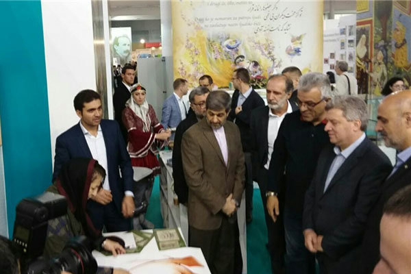 بازدید رییس جمهور مقدونیه از غرفه ایران در نمایشگاه کتاب بلگراد