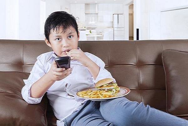 تعطیلات تابستان عامل بروز چاقی در کودکان