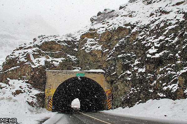 بارش برف در محور چالوس/ ترافیک روان در جاده‌های کشور
