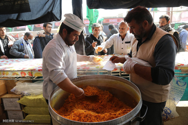 خدمت‌رسانی موکب مطهر به زائرین اربعین حسینی