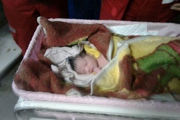 هدیه برف به مادر املشی/ نوزاد در آمبولانس به دنیا آمد