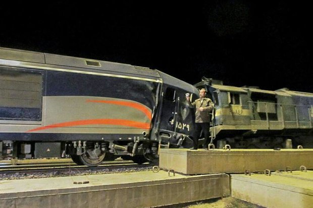 حضور امدادگران در حادثه برخورد ۲ قطار مسافربری هفت خوان سمنان کراپشده - برخورد قطار