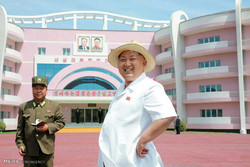 لباس پوشیدن رهبر کره شمالی‎