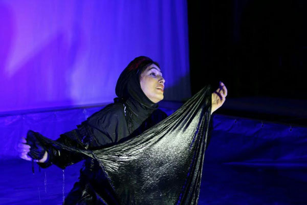اجرای نمایش در استخر آب/ قصه ۲ زن و مرد که کشته می‌شوند