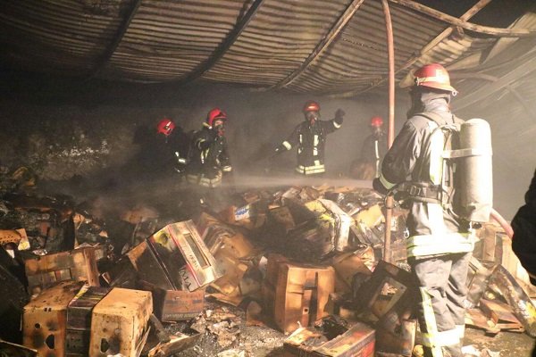 آتش‌سوزی انبار جعبه‌های پلاستیکی و کارتن در مشهد/حریق مهار شد