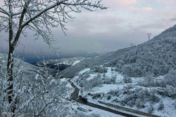 بارش برف و کولاک در گردنه کوهستانی حیران شهرستان مرزی آستارا
