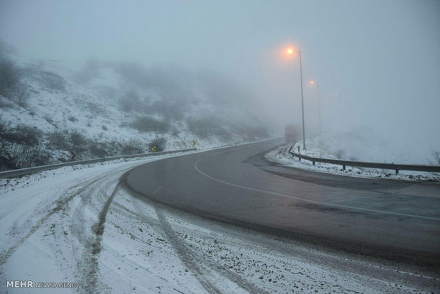 بارش برف و باران در محور چالوس/مه آلودگی در جاده‌های استان