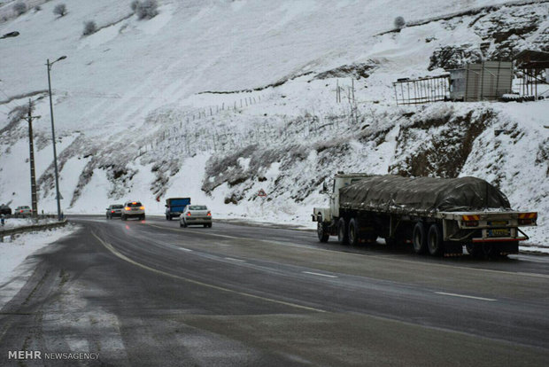 بارش برف و کولاک در گردنه کوهستانی حیران شهرستان مرزی آستارا