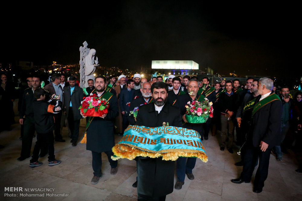 نصب پرچم مسجد جمکران در برج میلاد