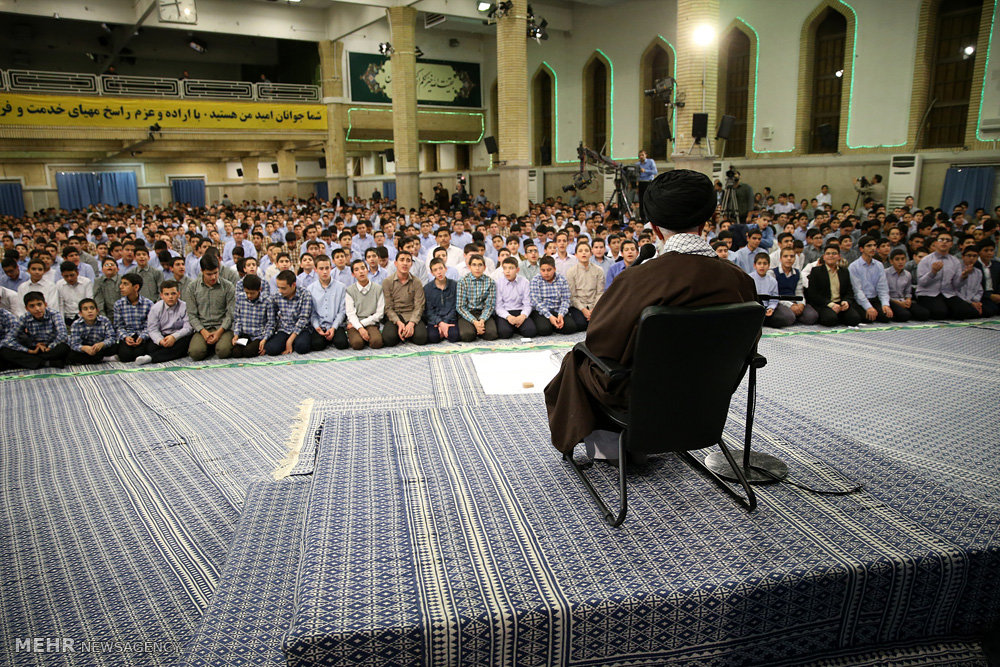مراسم جشن تکلیف دانش آموزان در حسینیه امام خمینی(ره)