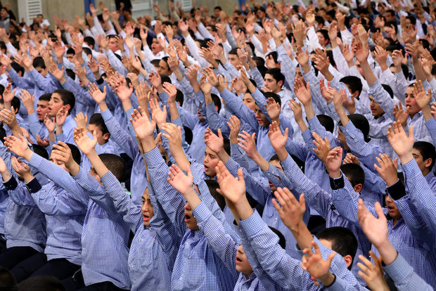 Takleef ceremony held for students with Supreme Leader in attendance