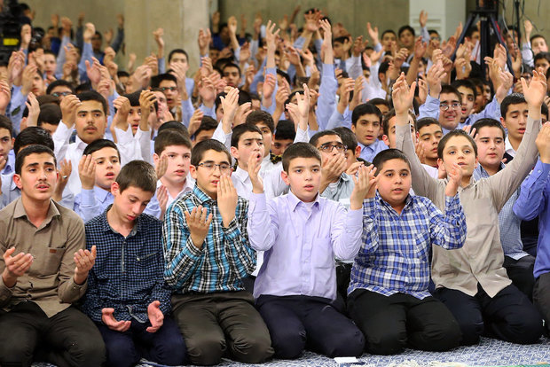 Takleef ceremony held for students with Supreme Leader in attendance