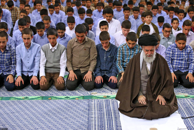 Takleef ceremony held for students with Supreme Leader in attendance
