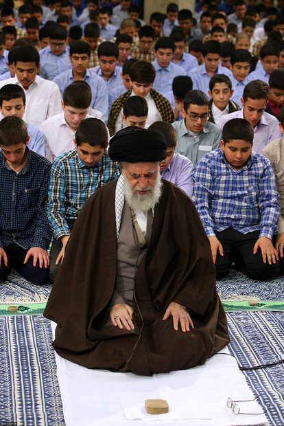 Takleef ceremony held for students with Supreme Leader in attendance