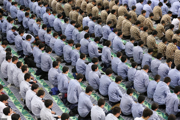 Takleef ceremony held for students with Supreme Leader in attendance