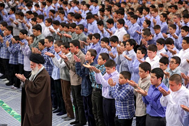 Takleef ceremony held for students with Supreme Leader in attendance
