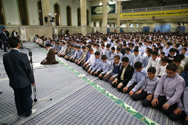 Takleef ceremony held for students with Supreme Leader in attendance