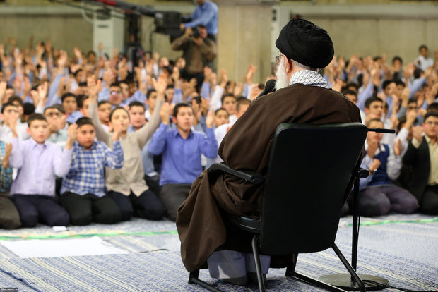 Takleef ceremony held for students with Supreme Leader in attendance