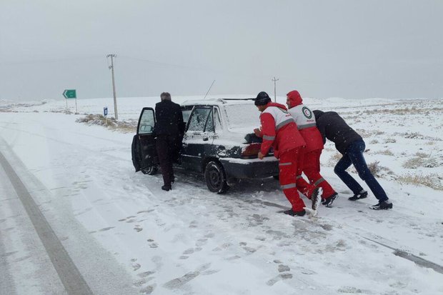 امدادرسانی به ۷۴۰ نفر در برف و کولاک ۱۰ استان کشور