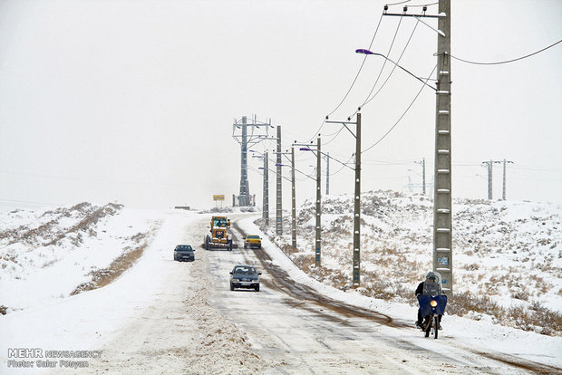 بارش شدید برف در شهر میانه و تلاش برای بازگشایی مسیرها