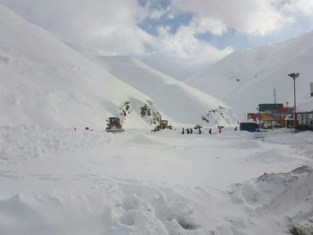 تداوم بارش برف در برخی محورهای کوهستانی یزد/ تردد فقط با زنجیرچرخ