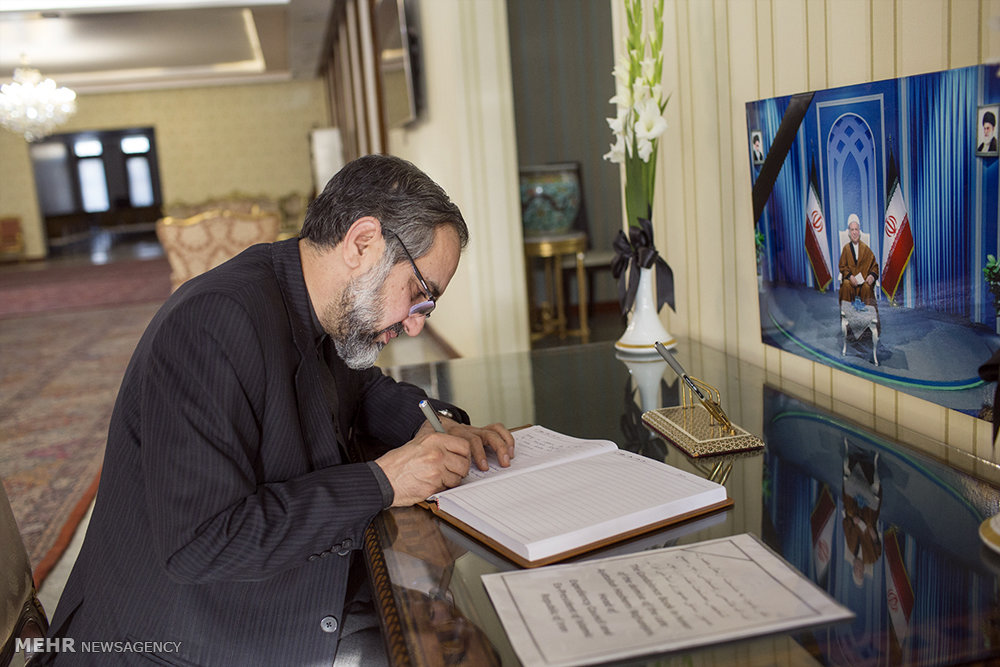 امضای دفتر یادبود آیت الله هاشمی در سفارت ایران در افغانستان