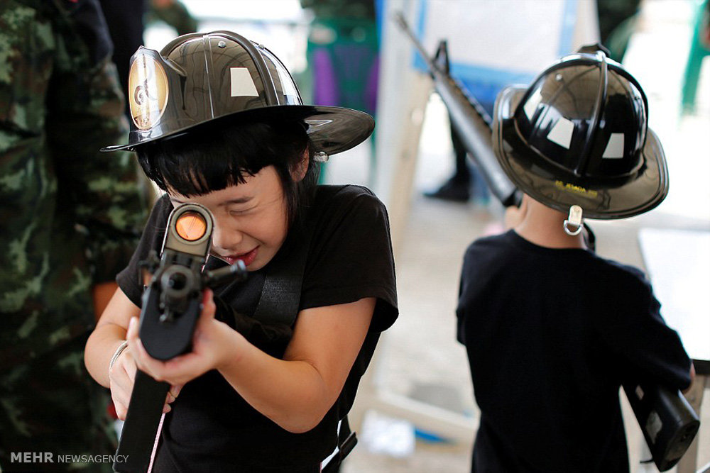 سلاح های جنگی در دست کودکان تایلندی‎