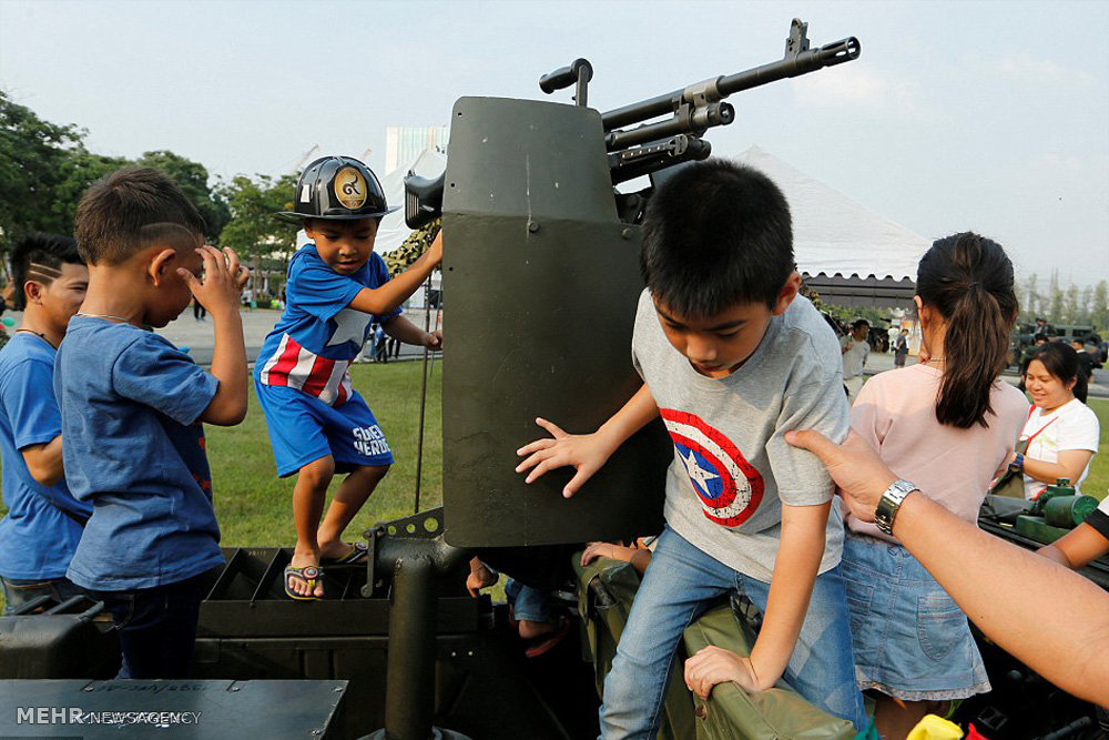 سلاح های جنگی در دست کودکان تایلندی‎