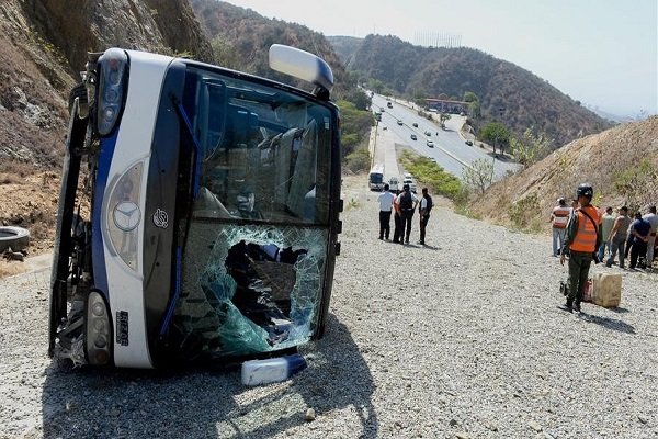 واژگونی اتوبوس اصفهان – تهران یک کشته و پنج مجروح داشت